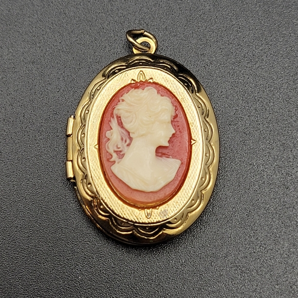 Vintage Gold Tone Cameo Locket *READ* - Picture 2 of 12